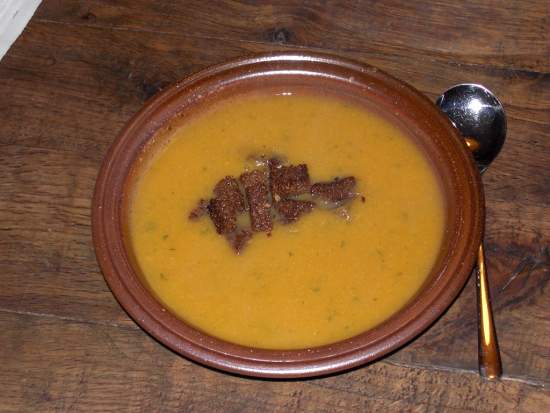 Kürbis-Suppe auf Teller